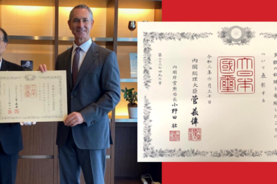 Peter Strydom receiving award from Dr. Norihiro Kokudo