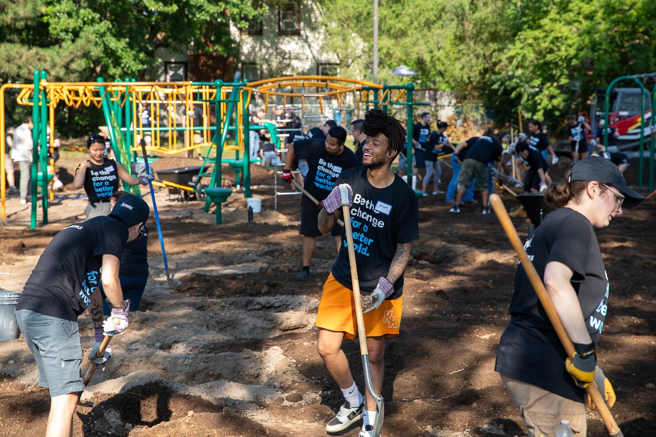 Amway Cares: Over 1,000 Employees Volunteer More Than 6,000 Hours During 2025 Week of Service
