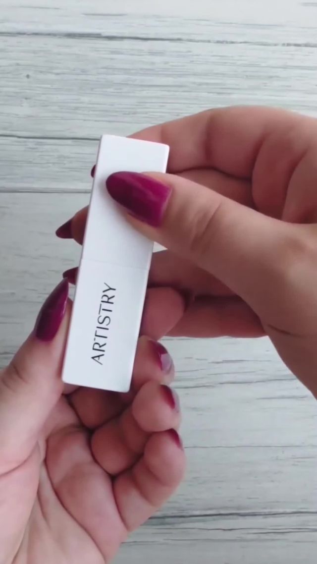 📦 POV you're unboxing a brand new #GoVibrant Lipstick 😌 

Still looking for your own lipstick to unbox? The Go Vibrant Lip Collection will be launching around the 🌎 throughout 2022!

📸 Amway Business Owner @simona_fraquelli
#Artistry #Lipstick