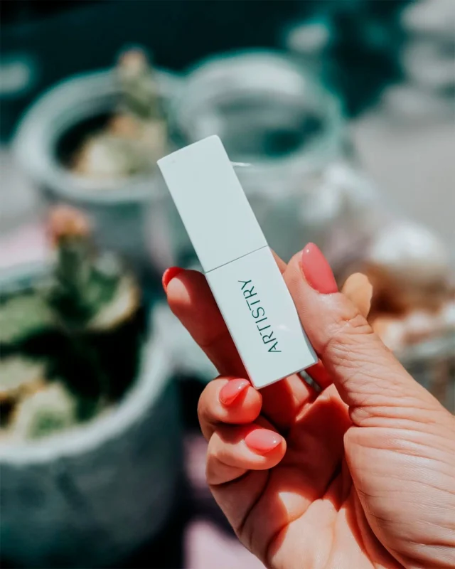 Turn that frown upside down with Artistry Go Vibrant Lipstick! 💄🌺

Filled with White Chia Seed Oil, Ginseng Oil and Shea Butter, these lipsticks aren't just about colour – they hydrate, add volume and attract pure joy 💫

When life gets you down, just add lipstick💋
📸 Amway Business Owner @simonaglavantusek
#Artistry #ArtistryGoVibrant #GoVibrant