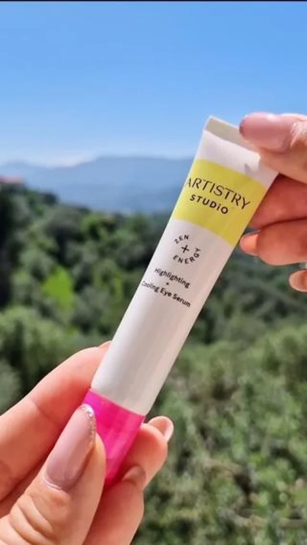 🖐️ reasons you'll fall in love with the #ArtistryStudio Highlighting & Cooling Eye Serum 😍

1️⃣ Leaves a natural glow
2️ Highlights, cools and depuffs skin
3️⃣ Made with avocado and electrolytes
4️⃣ Instantly gives you a bright-eyed look
5️⃣ Rollerball makes it easy to glow on the go

📸 Amway Business Owner @_alessiacosenza_
#Amway #AmwayLife