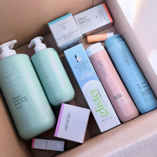 POV: Your favorite Amway products finally arrive 😍

💚 g&h
🤍 Glister
💙 Artistry
🧡 Satinique

Which of your favorites can you spot? 🔎
📸 Credit @myamwshop 
#Amway #gandh #Glister #Artistry #Satinique #AmwayLife