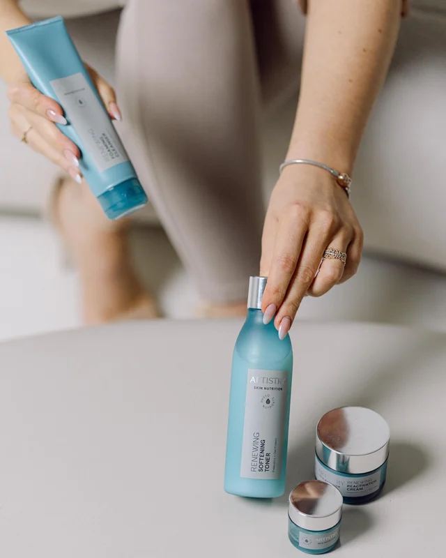 Kiss the look of lines and wrinkles goodbye with the #ArtistrySkinNutrition Renewing routine, pick this skincare routine for a youthful look that you'll love ❤️

🧖‍♀️ Foam Cleanser – Cleans & Conditions
💧 Softening Toner – Soothing Burst of Hydration
⚡ Reactivation Day Cream – Supercharges Skin's Moisture
☀️ Reactivation Day Cream SPF 30 – 24 Hours Of Blissful Hydration

Are you ready to renew your skincare routine? 👇
📸 Photo Credit: @ani_qbeauty & @momentka_adela
#Amway #Artistry