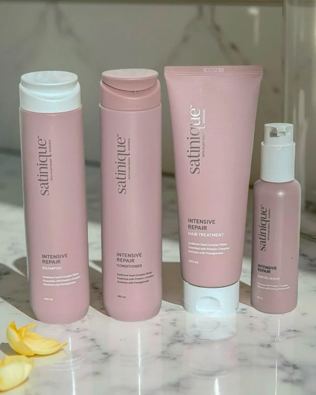 Shampoo, Condition, Treat 🫧

#Satinique Intensive Repair protein rich formulas fortify strands for stronger, healthy hair. Clinically proven to reduce hair breakage too! 😮

Wash with Shampoo + Conditioner to add protection for color and everyday damage. Locks in moisture and seals cuticles for show worthy shine 🌟

Apply Hair Treatment to damp hair from mid-lengths to ends. Sit for 3-5 minutes and rinse. The added Hair Treatment mends split ends, fights frizz and strengthens hair up to 3x ❗

Which line of Satinique products are your go-to? 👇
Photo Credit @glow_with_oana
#Amway #AmwayLife