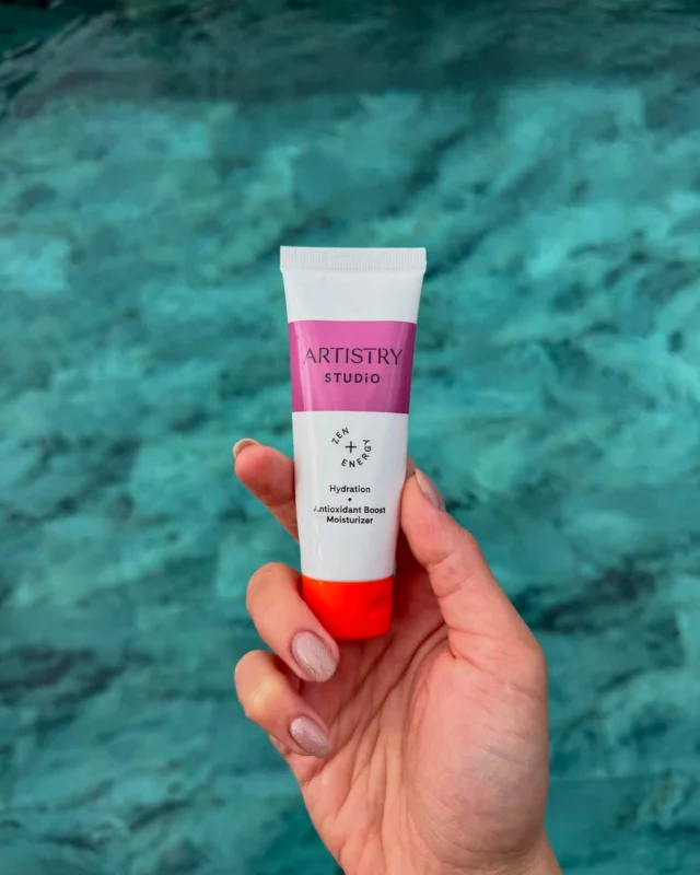 Meet your hydration-boosting duo from #ArtistryStudio 🤝 

💜 Hydration + Antioxidant Boost Moisturizer: Lightweight moisture that quenches thirsty skin
💙 Refresher + Protector Face Mist: A refreshing spritz that soothes and delivers instant, on-the-go hydration anytime, anywhere

What two Artistry products can you not live without? 👇
📸 Photo Credit: @schwarzduzce
#Amway #Artistry #AmwayLife