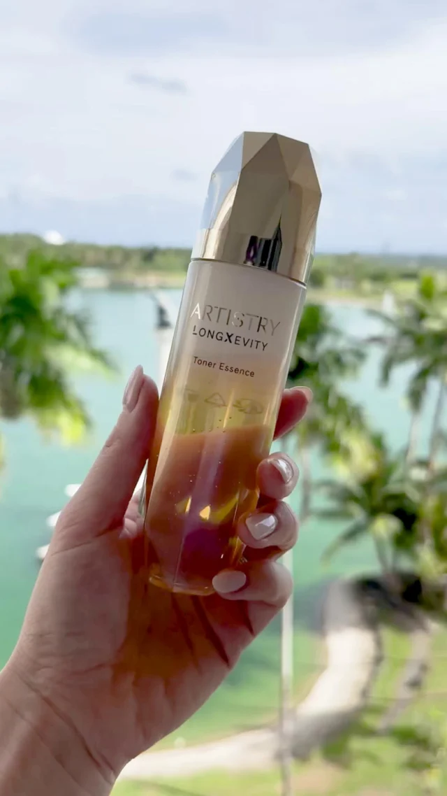 Meet the essential second step of your skincare routine 💛

#ArtistryLongXevity Toner reduces the look of fatigue and refines the look of skin’s texture, while preparing for what comes next 🙌

After cleansing, use hands to gently smooth and press into your skin to increase hydration and enhance moisturizer benefits! 💧😌
📸 Video Credit xxsayo222
#Amway #AmwayLife #Artistry