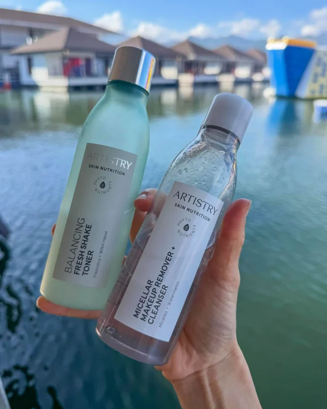 Balanced and ready for wherever the day takes you ✨💧

Double cleanse with Artistry Skin Nutrition:
🫧 Micellar Makeup Remover + Cleanser gently lifts away any makeup, sunscreen, or impurities, no harsh rubbing needed 😌
🌿 Balancing Fresh Shake Toner refreshes, hydrates, and helps keep skin feeling calm and perfectly balanced ⚖️

What Artistry products make up your daily routine? 👇
📸 Credit @chomphuka
#Amway #AmwayLife #Artistry