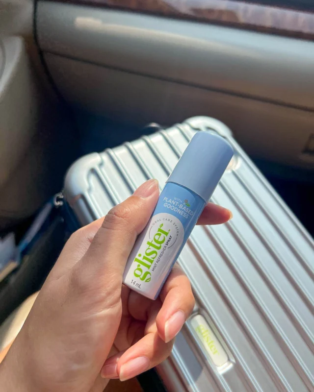 With Glister Mint Refresher Spray, fresh breathe is one spray away 😮‍💨✨

⏳ Freshens breath instantly 
🚗 Convenient, go-anywhere size
🌱 Made with Nutrilite-certified peppermint

📸 Photo credit: @kasina_new
#Amway #AmwayLife #Glister