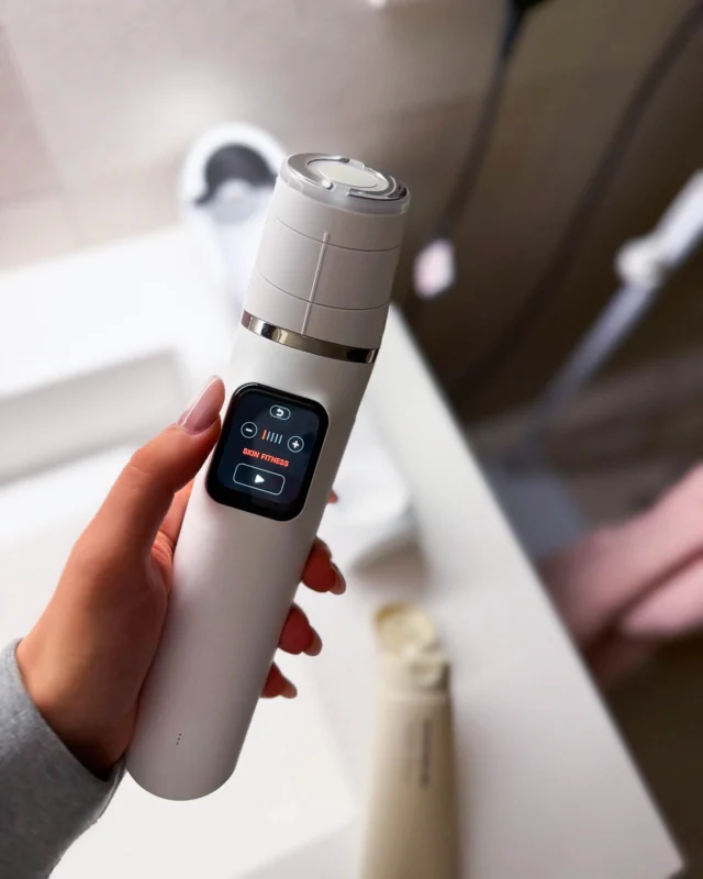 Activate skin's collagen, regeneration, and elasticity like never before 😮 Artistry Derma-Architect's Skin Fitness Mode combines three key technologies:

1️⃣ Red LED
2️⃣ Ultrasound
3️⃣ Radio Frequency

Experience dual wavelengths and shaping to break down skin cells, promote collagen growth, and enhance skin lifting, firming, and elasticity!

Comment with 💪 if skin fitness is your new focus! 🙌
📸 Photo Credit: @samanthamazzi
#Amway #AmwayLife #Artistry #ArtistryDermaArchitect