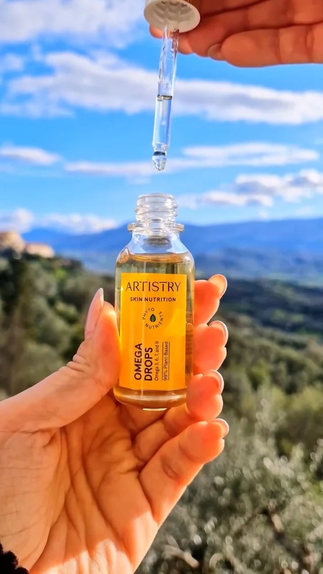 99% plant-based power in every drop 🌱 

#Artistry Omega Drops pack a proven hit of moisturization to soothe, replenish and strengthen skin's lipid barrier. Soak up effective and long-lasting moisturization for up to 24 hours ⏳

📸 Video Credit: @_alessiacosenza_
 #Amway #AmwayLife #ArtistrySkinNutrition
