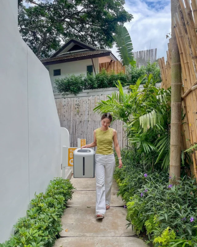 "I'll take my clean air to go please" 💁‍♀️😆

The Atmosphere Sky Mini captures 99.99% of airborne contaminants AND household odors from the air passing through 🙌

What room in your 🏡 do you have your #AtmosphereMini in? 👇
📸 Photo Credit: @sugaszasgu
#Amway #AmwayLife