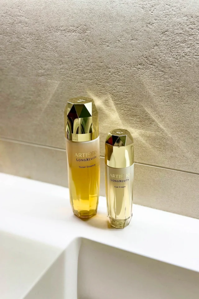 The future of skin LongXevity 🤍

The #ArtistryLongXevity collection cares for skin throughout its cellular life cycle to empower energized, healthy-looking, more youthful-looking skin ✨ Use morning and evening to reveal skin that defies the signs of time! 😍

Still waiting for Artistry LongXevity to release in your part of the 🌎? Make sure you follow your local market’s social accounts to stay on top of upcoming product launches!
📸 Photo Credit @samanthamazzi
#Amway #AmwayLife #Artistry #ArtistryLongXevity