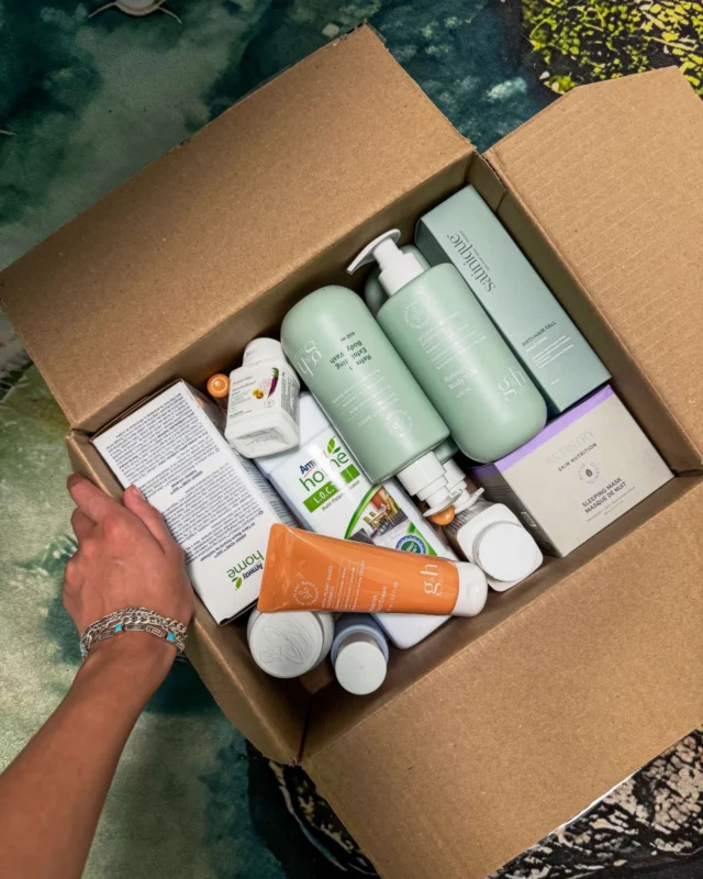 POV you decided to #TreatYourself to your favorite #Amway products 😍

Can you spot your go-to #Satinique or #Artistry item in the box? 📦 👀
📸 Photo Credit @annaxtomanova
#AmwayLife #Unboxing
