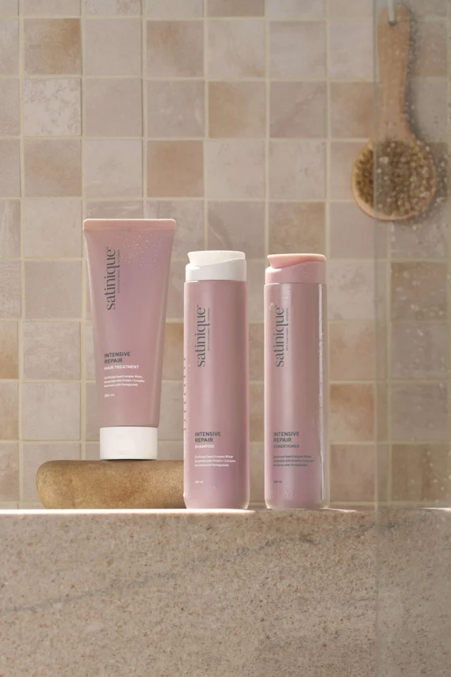 1️⃣ Shampoo
2️⃣ Condition
3️⃣ Treat​

#Satinique Intensive Repair protein rich formulas fortify strands for stronger, healthy hair. Clinically proven to reduce hair breakage too! ​Wash with Shampoo + Conditioner to add protection for color and everyday damage. Locks in moisture and seals cuticles for show worthy shine 🌟​

Apply Hair Treatment to damp hair from mid-lengths to ends. Sit for 3-5 minutes and rinse. The added Hair Treatment mends split ends, fights frizz and strengthens hair up to 3x ❕

Comment with a 💧 if you’re here for healthier hair 👇
#Amway #AmwayLife #Satinique