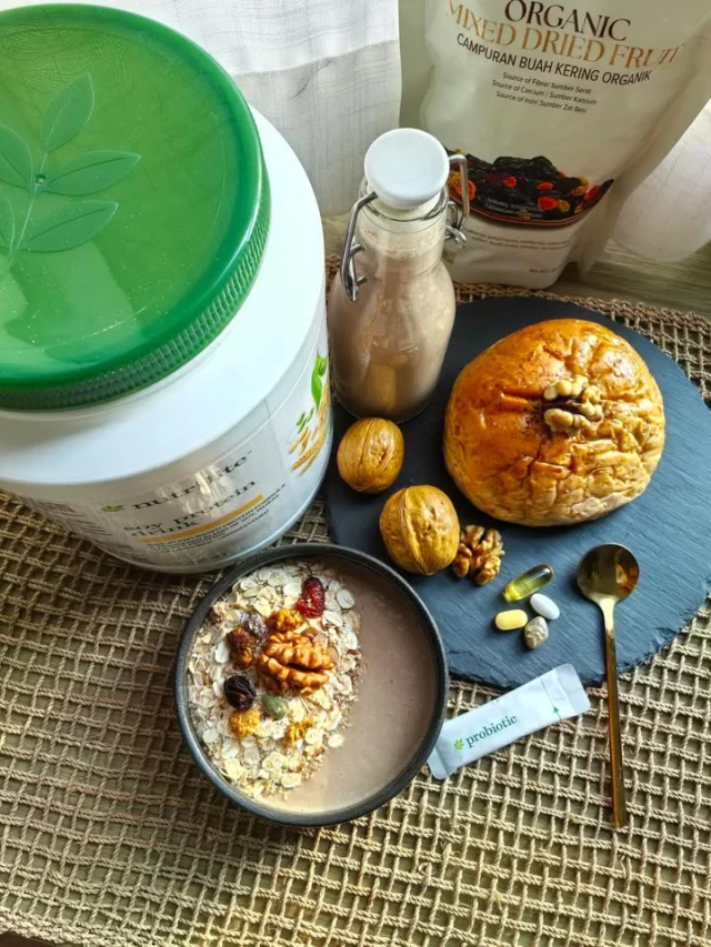 A breakfast powered with your favorite #Nutrilite products 🌱

🌻 1 scht Nutrilite Balance Within Probiotic
🥛 1 scp Nutrilite Soy Protein Drink 
☕  1 bottle of Bodykey Café Latte
💪 1 scht Nutrilite Fiber Powder 
🌰 6 pcs smoked walnuts 
🌊 Water 300ml
🍌 1 banana

Save this recipe and start your morning off on the right note☀️
📸 Photo Credit @hangzcafe
#Nutrilite #Amway #AmwayLife
